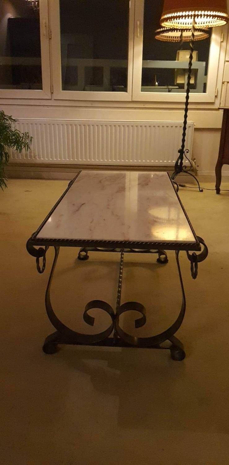 Table design annee 50 faite en fer forgé et marbre rosé art déco faite par Raymond Subes
