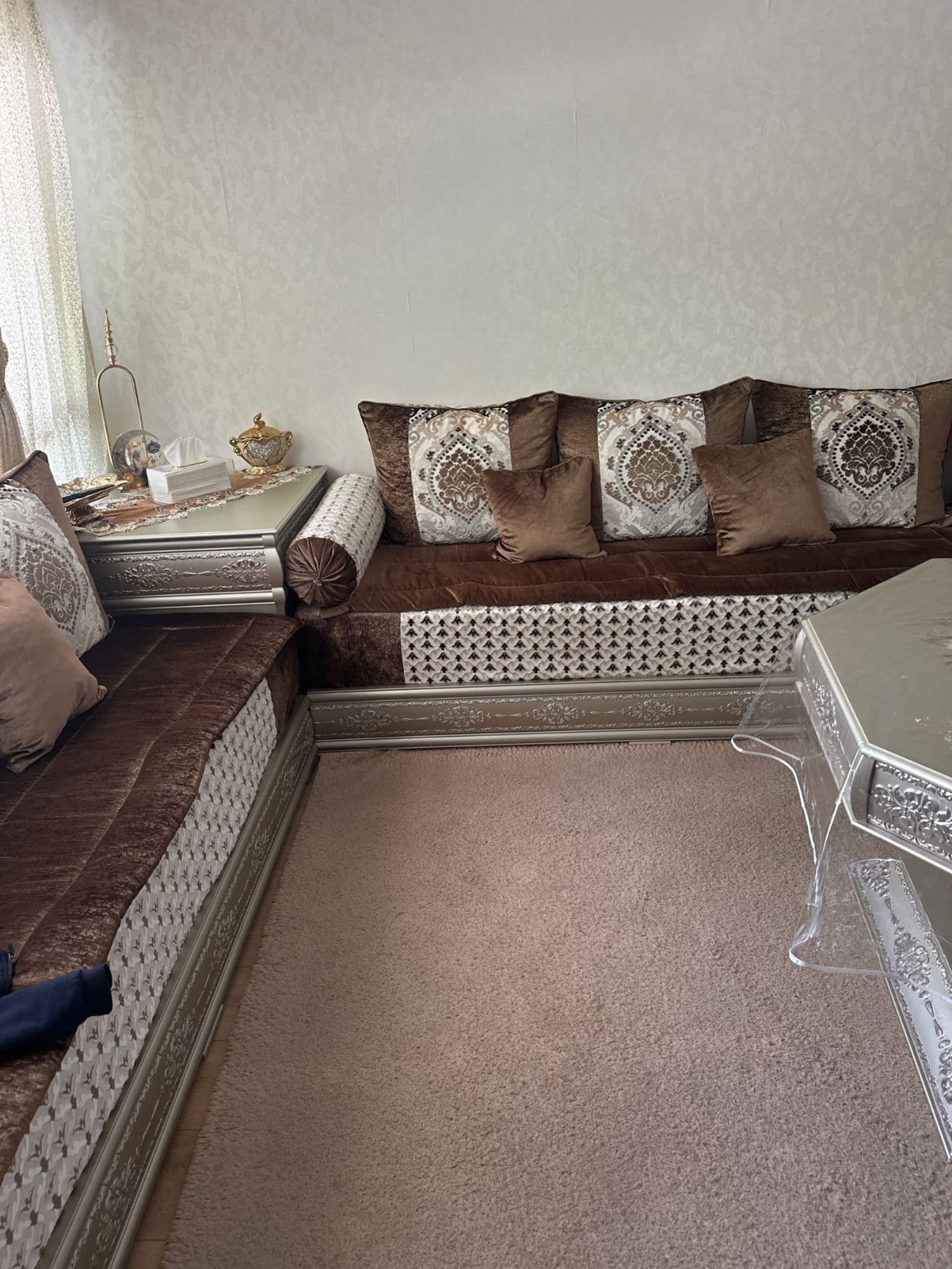 Salon Marocain Avec 3 Banquettes De 2m , 1 Coffre, Une Table, 3 Mousses + Tissus Et Un Kit En Plus Couleur (Grenat Moutarde ).