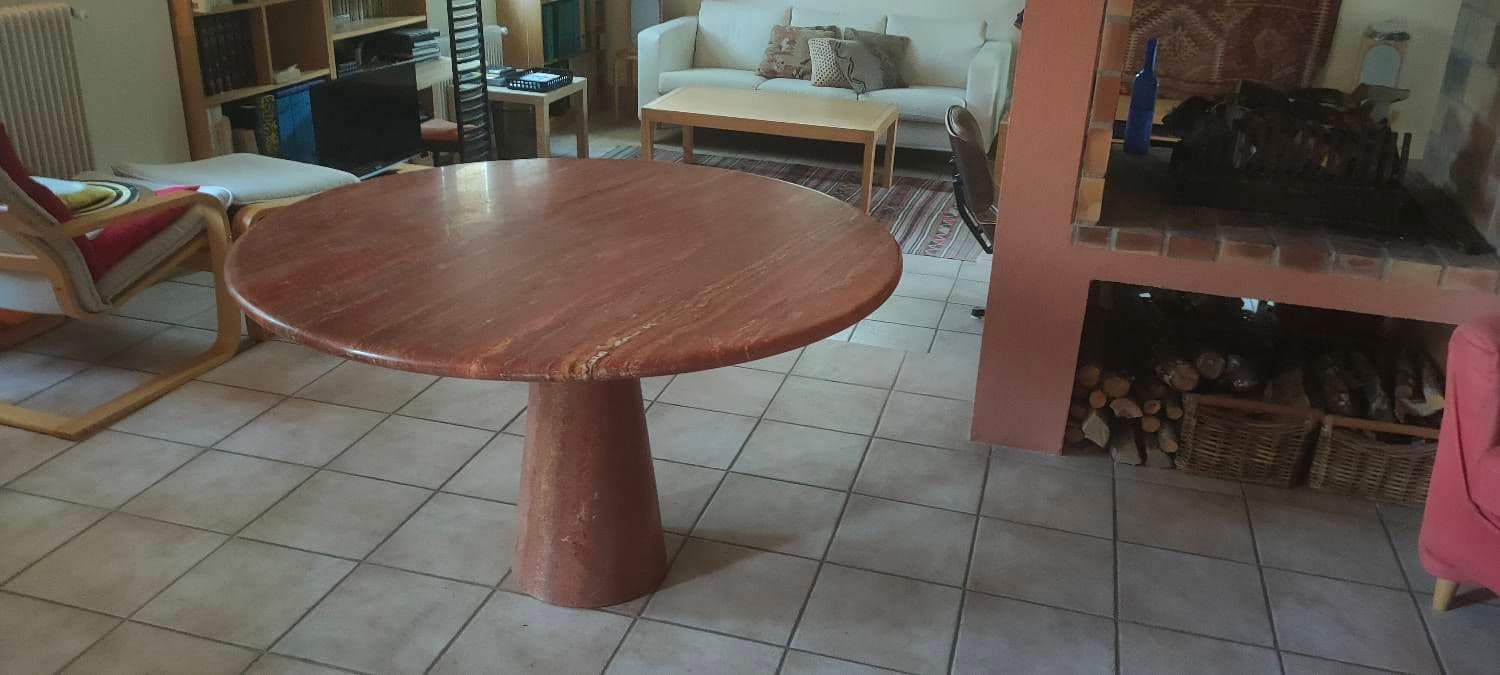 Grande table en travertin rouge, hauteur 72 cm x 120 cm de large, excellent état.