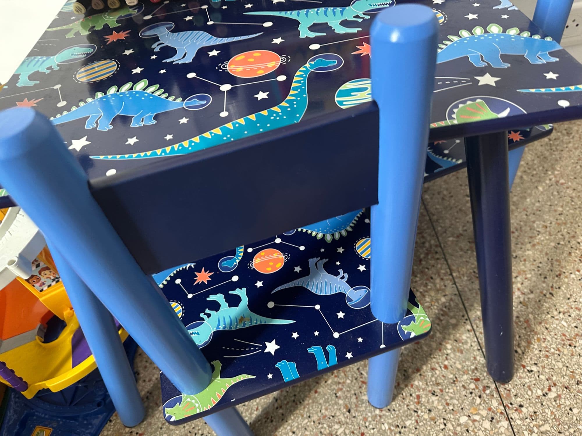 Table Et Chaise Dinosaures Pour Enfant Et Rangement De Jouets Assortie À La Table .