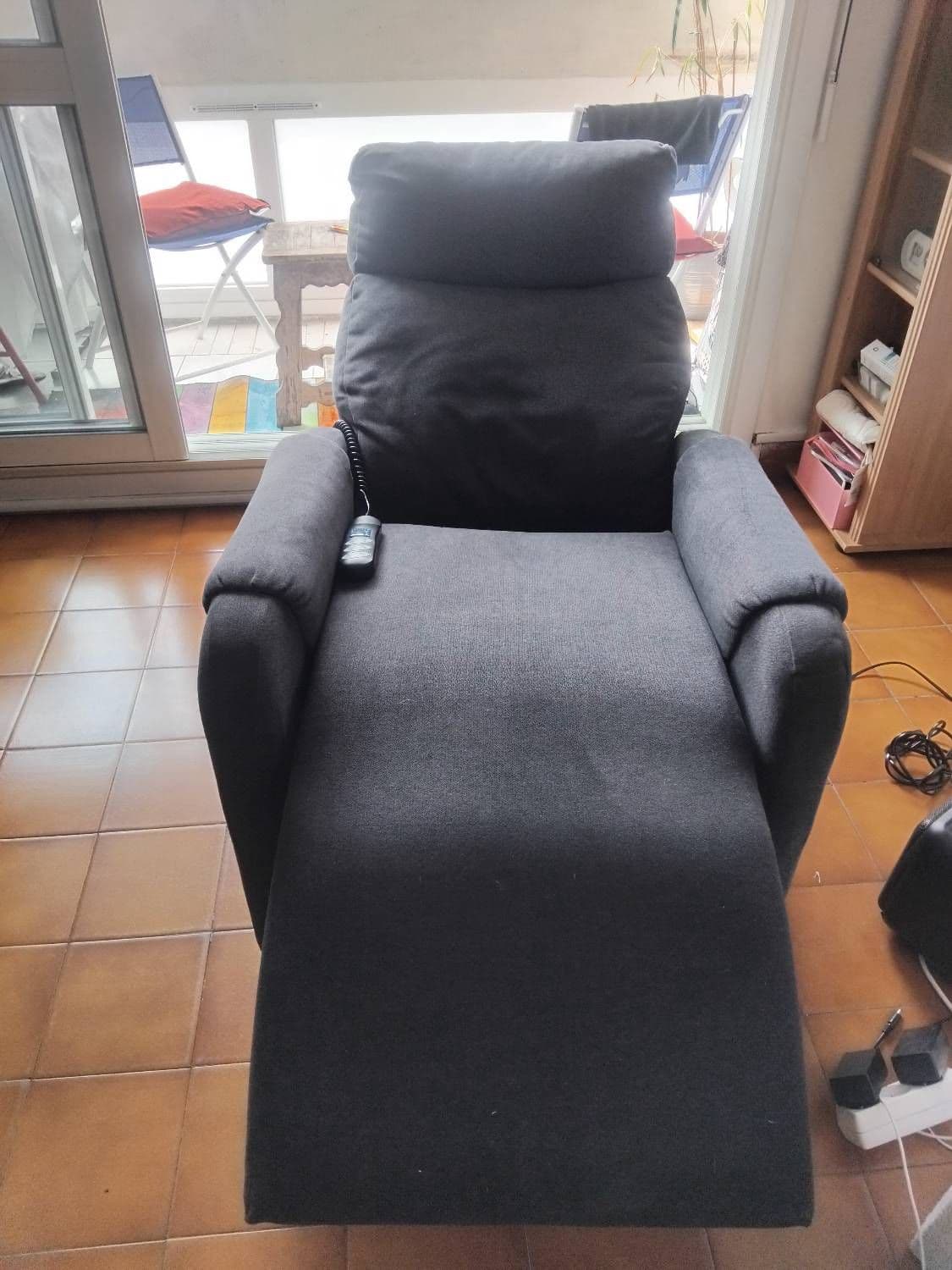 Fauteuil relaxation releveur 2 moteurs-poids maximum 120 kg,châssis en hêtre massif-couleur Mine Antrhracite -Acheté 1598,85 euros, jamais servi.facture disponible