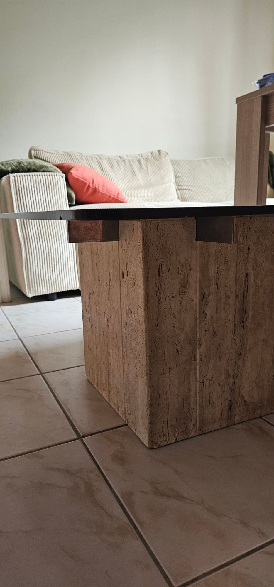 table d'architecte, pied en pierre travertin donc lourde.  Léger impact sur le verre mais cela est d'origine style. Originale et fait son effet dans un salon. Dim verre 80x80 cm Dim pied 35x35 cm