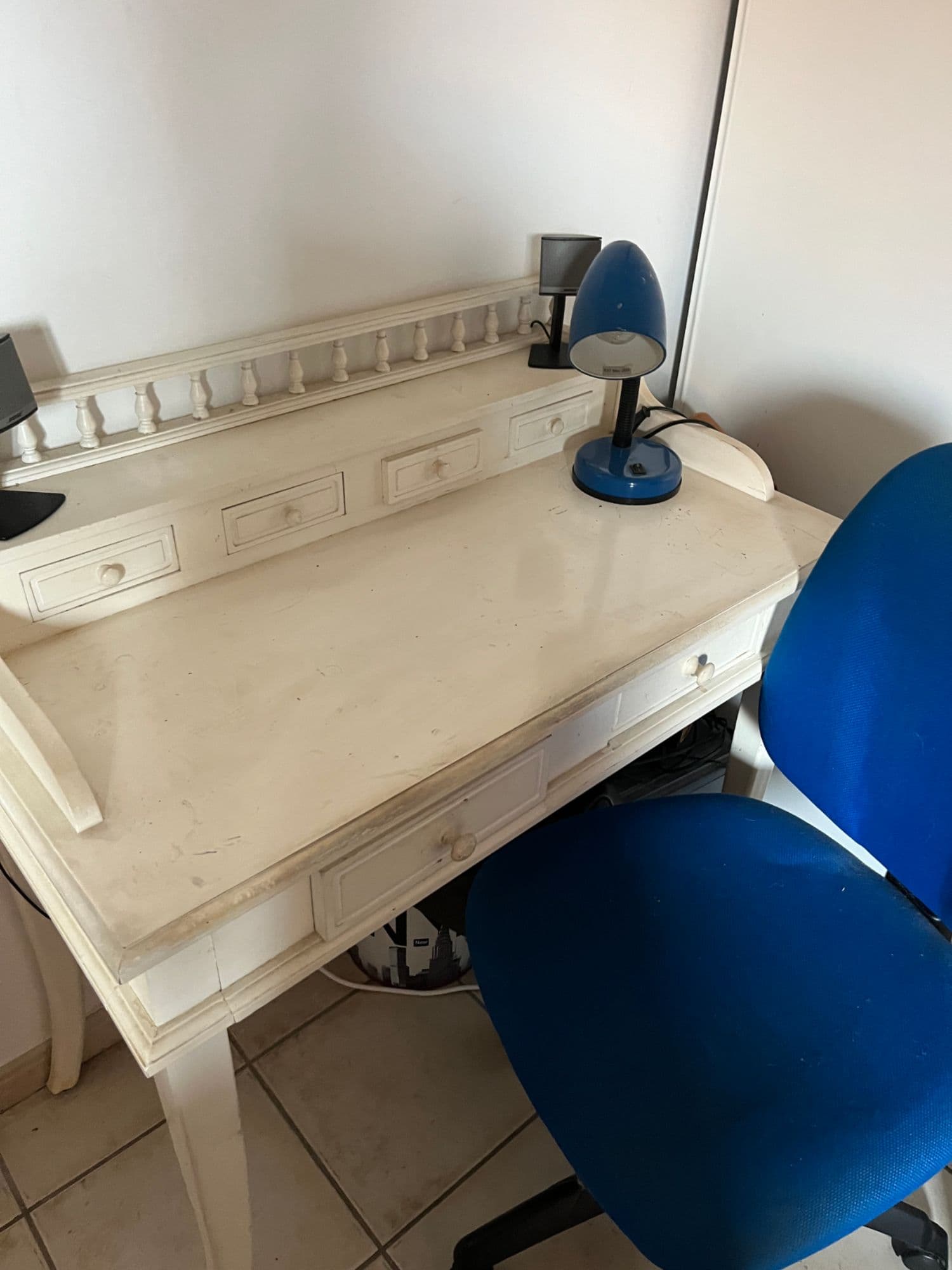 Vend lot bureau blanc,fauteuil ,bureau lampe, bleu