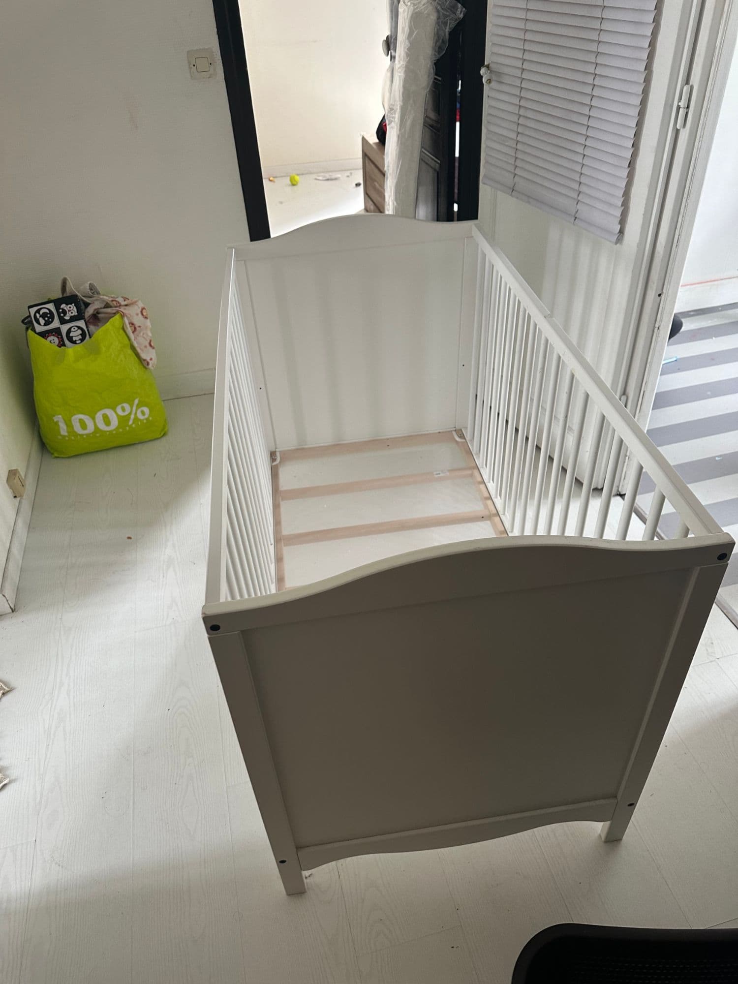 Lit à barreaux pour bébé avec son matelas