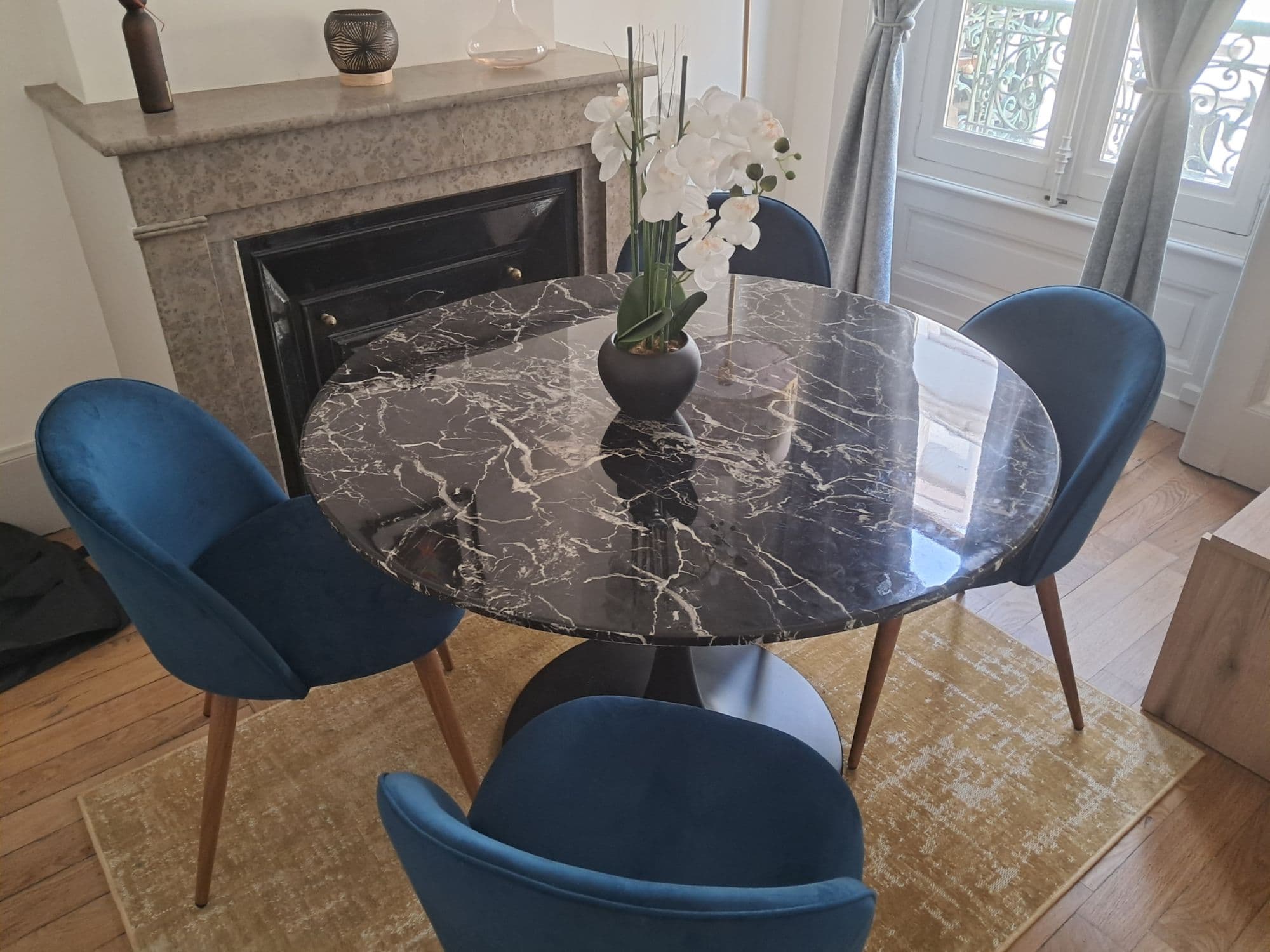 Table ronde de salle à manger marbre et 4 chaises en velours