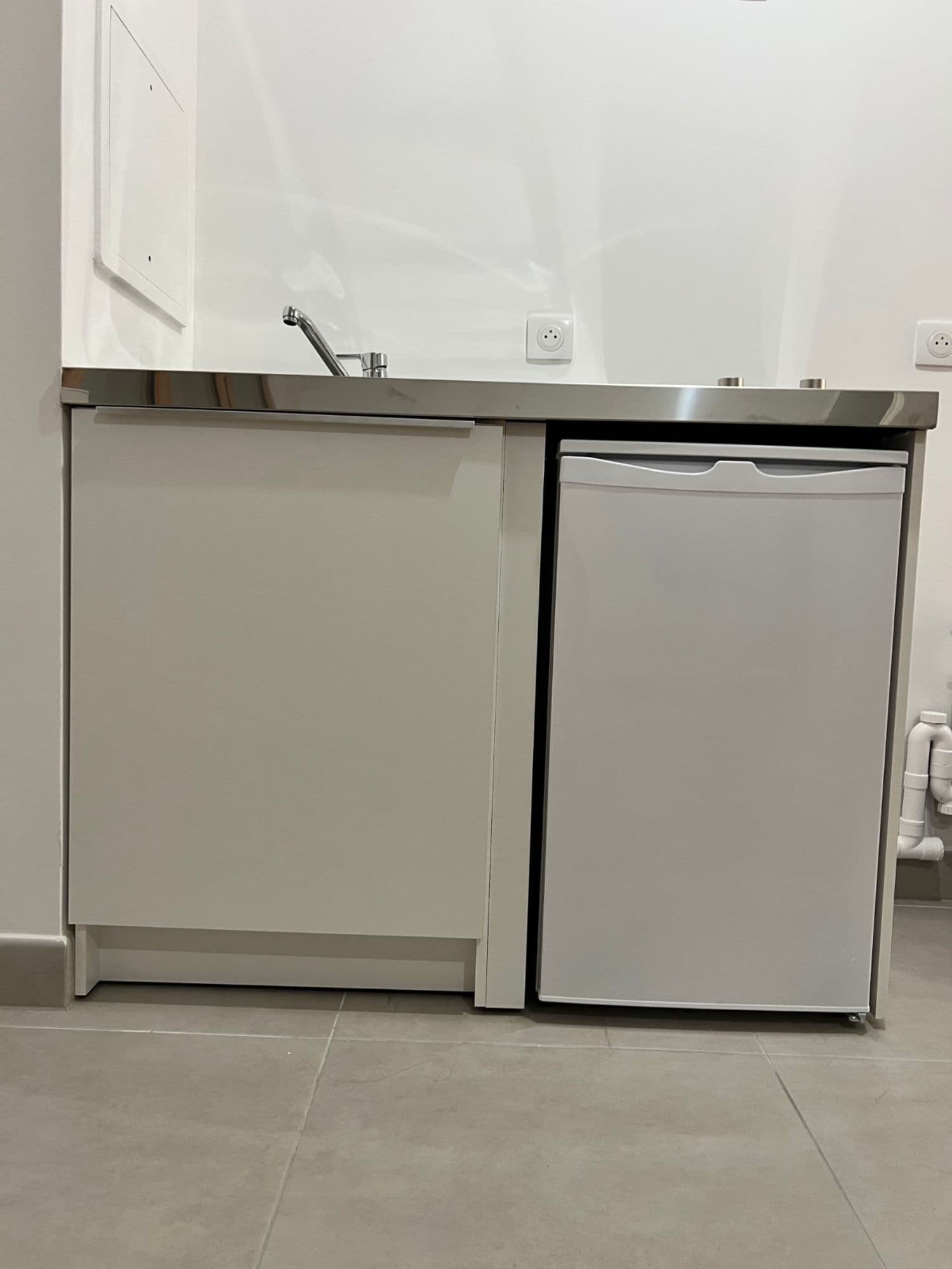 Meuble kitchenette avec évier, mélangeur et éventuellement plaque de cuisson