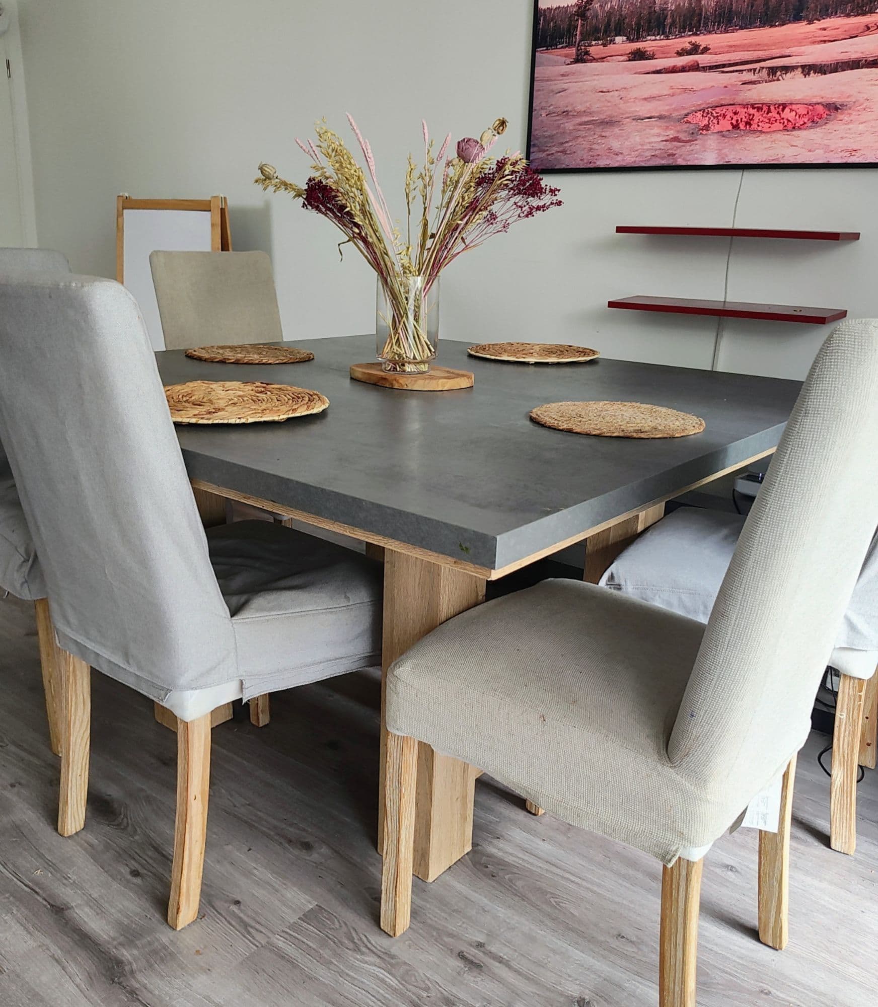 Une belle table familiale. Elle est dotée d'un joli marbre gris et peut accueillir jusqu'à 10 personnes assises. Idéale si vous aimez recevoir et partager des moments conviviaux autour d'une table.