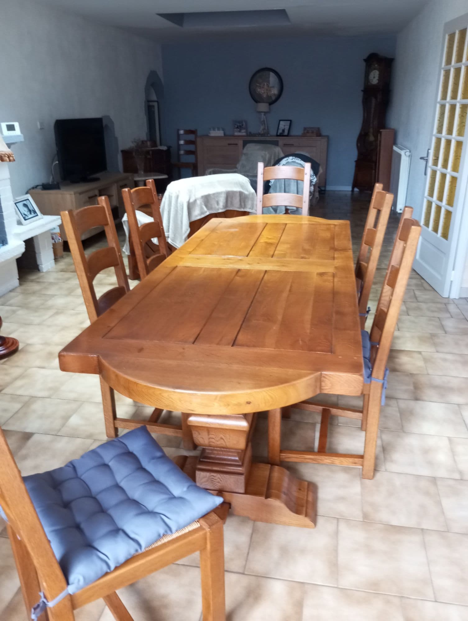 Table Monastère Avec Sept Chaises Très Bon État.