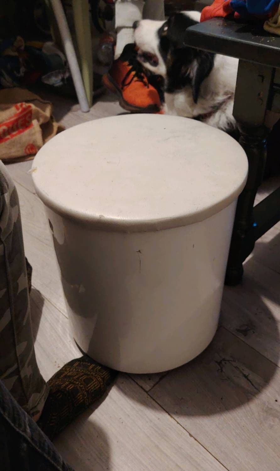 Vends Petit Tabouret Un Peu Foutu Mais Peut Servir Encore