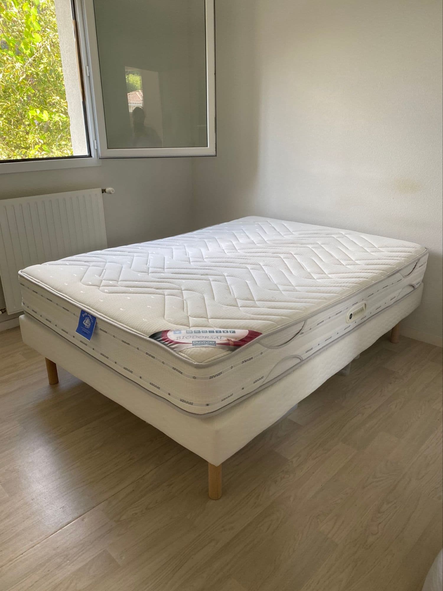 Sommier tissu blanc et matelas double saison