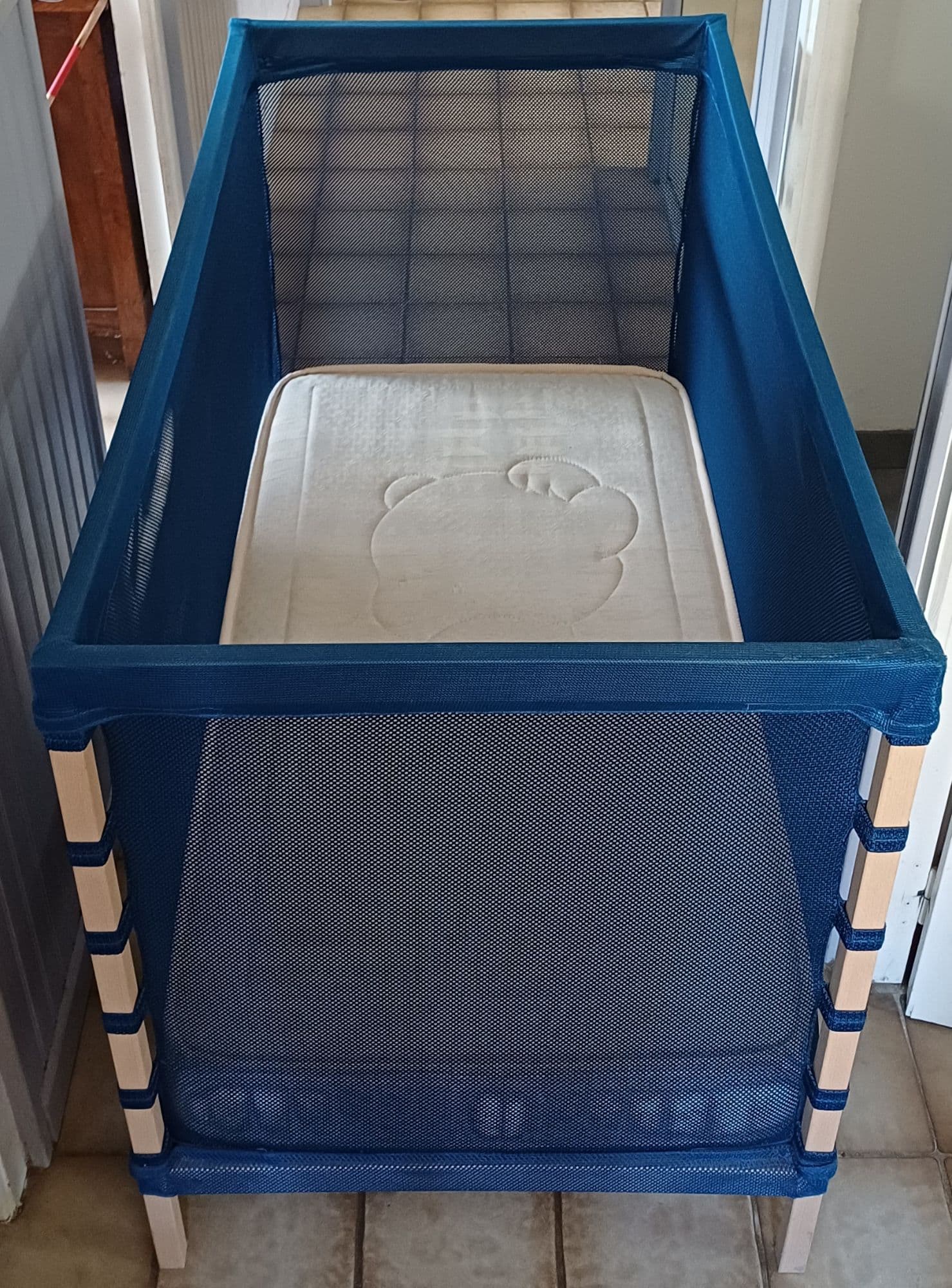 Lit Bébé Ikéa Bleu + Matelas
