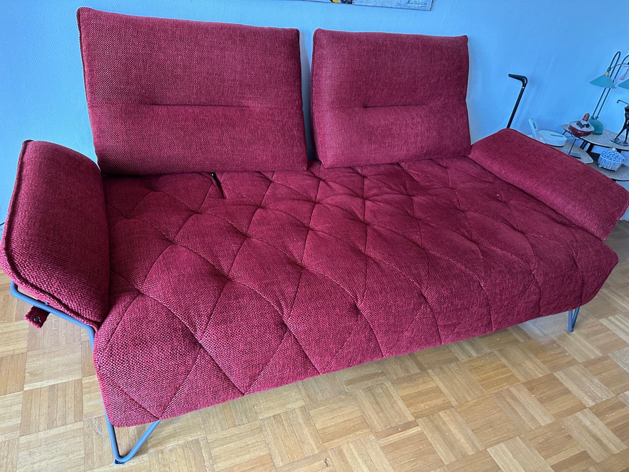 Vends Canapé 3 Places En Tissu Rouge Foncé - Système Avance/Recul -Dimension L 218 X. H 95 X P 106 - Excellent État Prix D Achat 2700 Vendu À 950 Euros - Pas De Livraison Emporté De Strasbourg