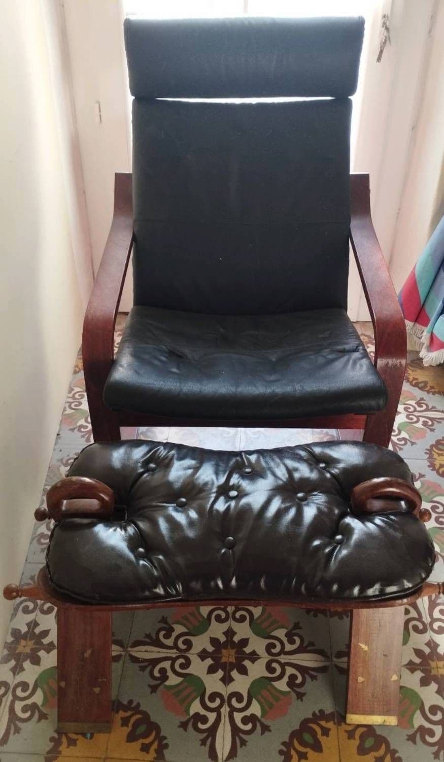 Lot de deux Fauteuils Scandinaves Cuir Noir Artisanat africain et repose-pied