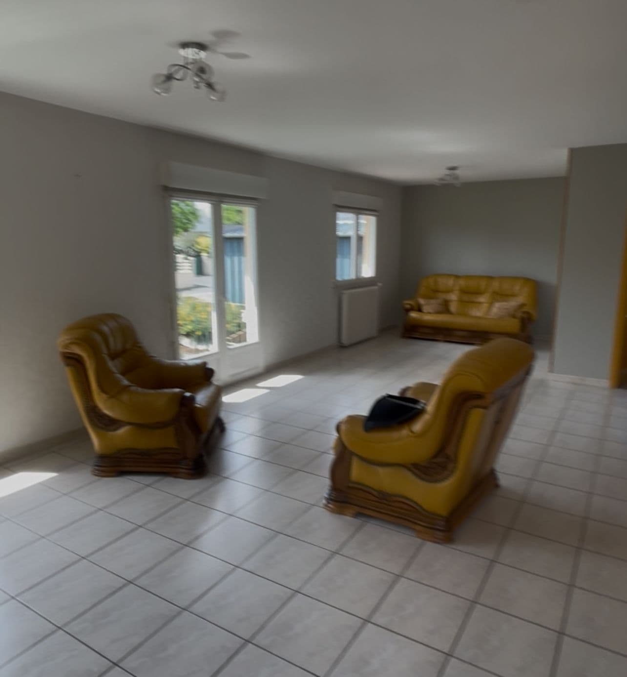 Lot de canapés et fauteuils en cuir jaune