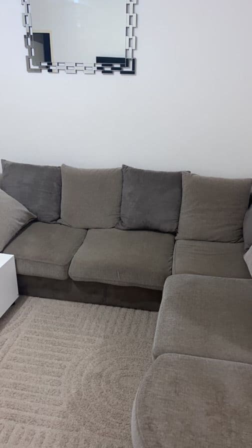 Canapé Couleur Taupe ( Conforama) Largeur : 255cm Hauteur : 94cm Profondeur : 193 Cm À Venir Chercher Sur Place (Neuilly Plaisance)