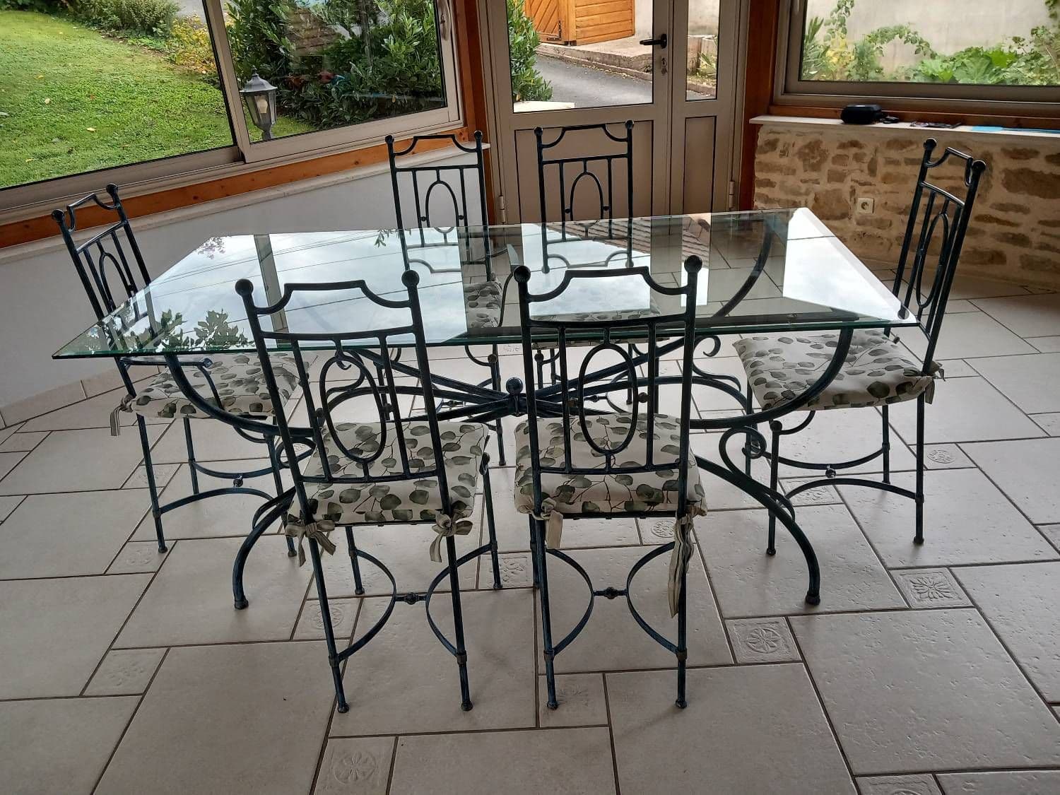 Table Fer Forgé Avec Plateau En Verre De Dimensions 180cm Par 90cm, Avec 6 Chaises. Fournis Avec Coussins, Housses De Coussins Et Nappe.