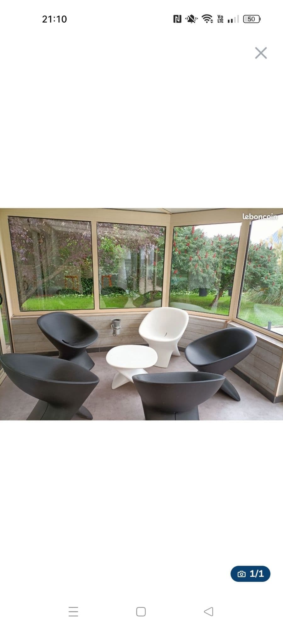 Ensemble De 5 Fauteuils Ublo 380112 Polly Pro 4 Noir Et Un Blanc Avec Table Basse Ublo 380115 Poly Pro Blanc. Prix Des Fauteuils 1656â¿¬ , Table 200â¿¬ à L'Appuie