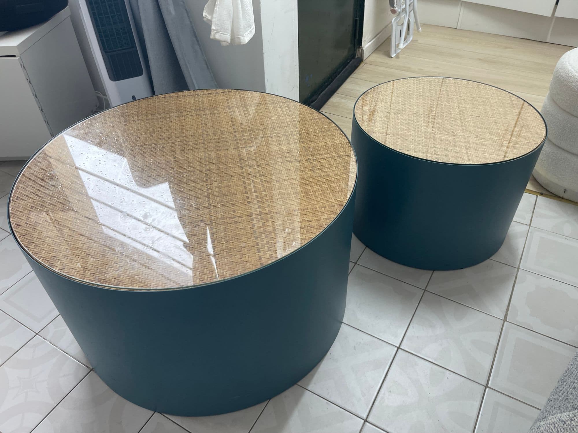 Tables basses bleu avec une surface en verre recouvrant de rotin et rosier.