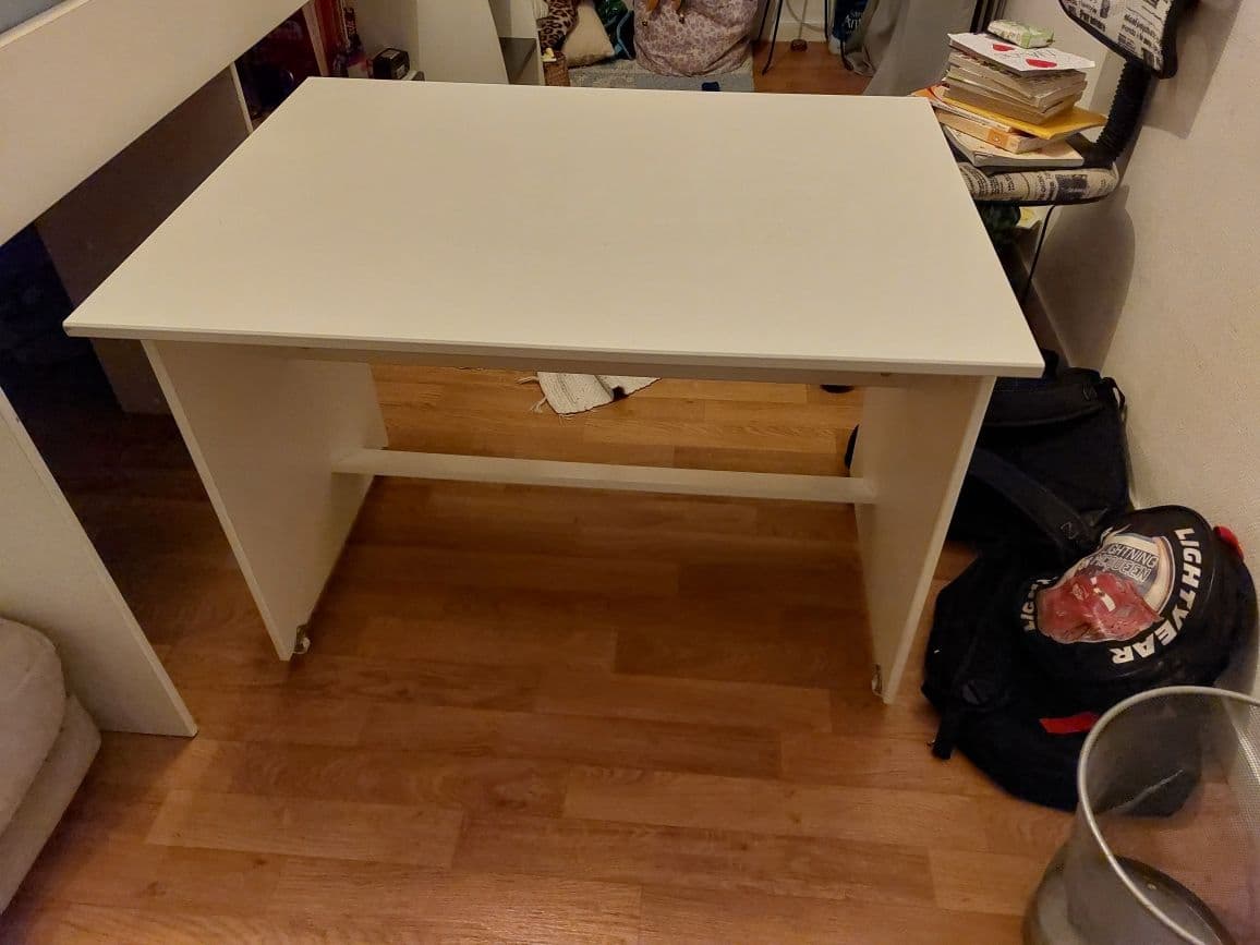 Bureau En Bois Blanc Avec Repose Pieds Sur Roulettes