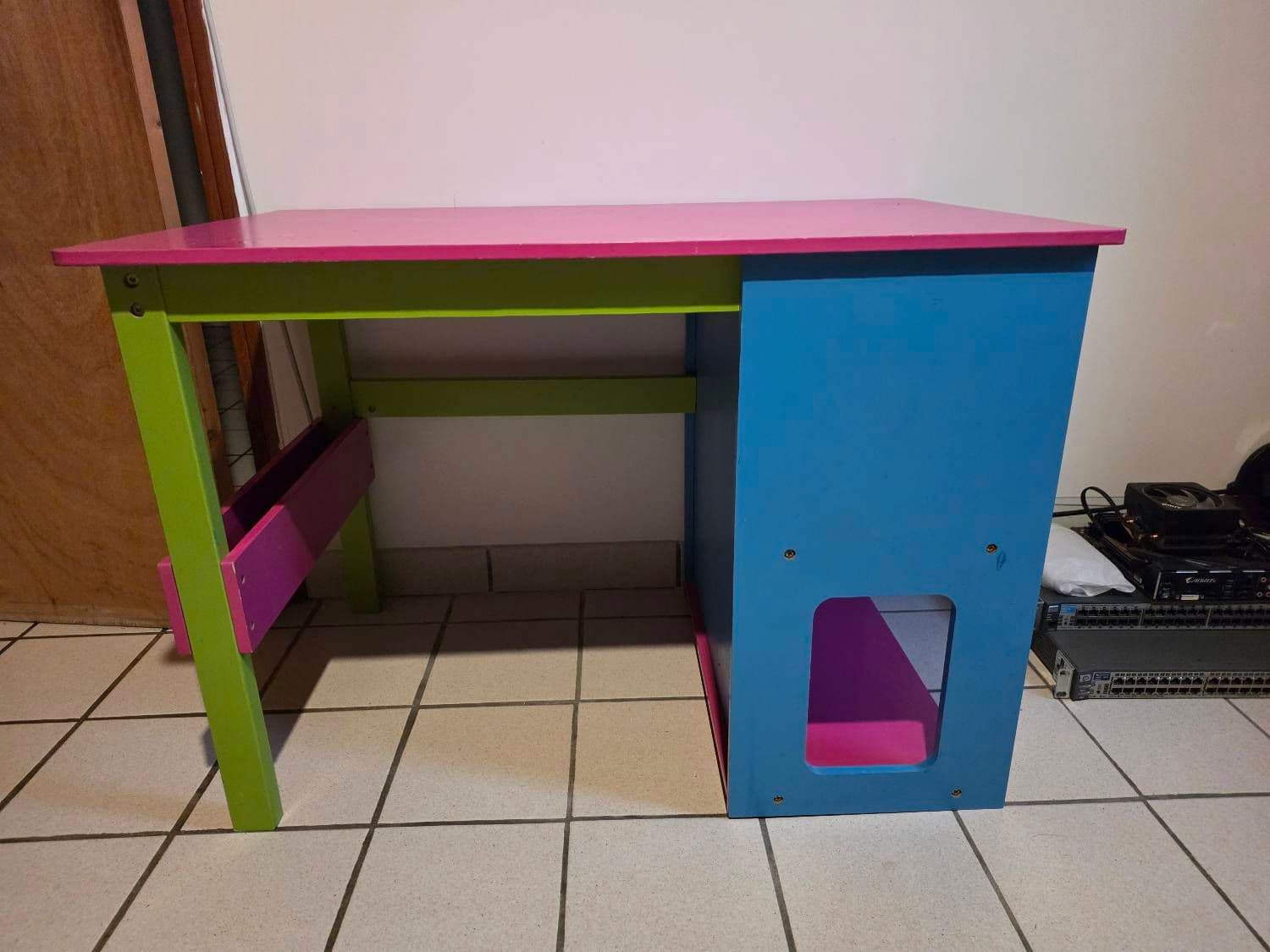 Bureau multicolore pour enfants + Chaise en très bon état.
