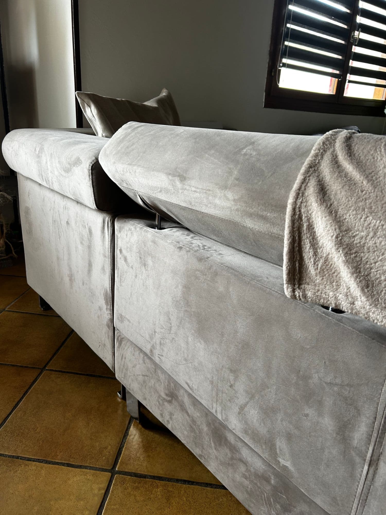 Canapé Parfaitement Bien Entretenue Shampouineuse Passée Souvent, Proteger Par Des Plaides!