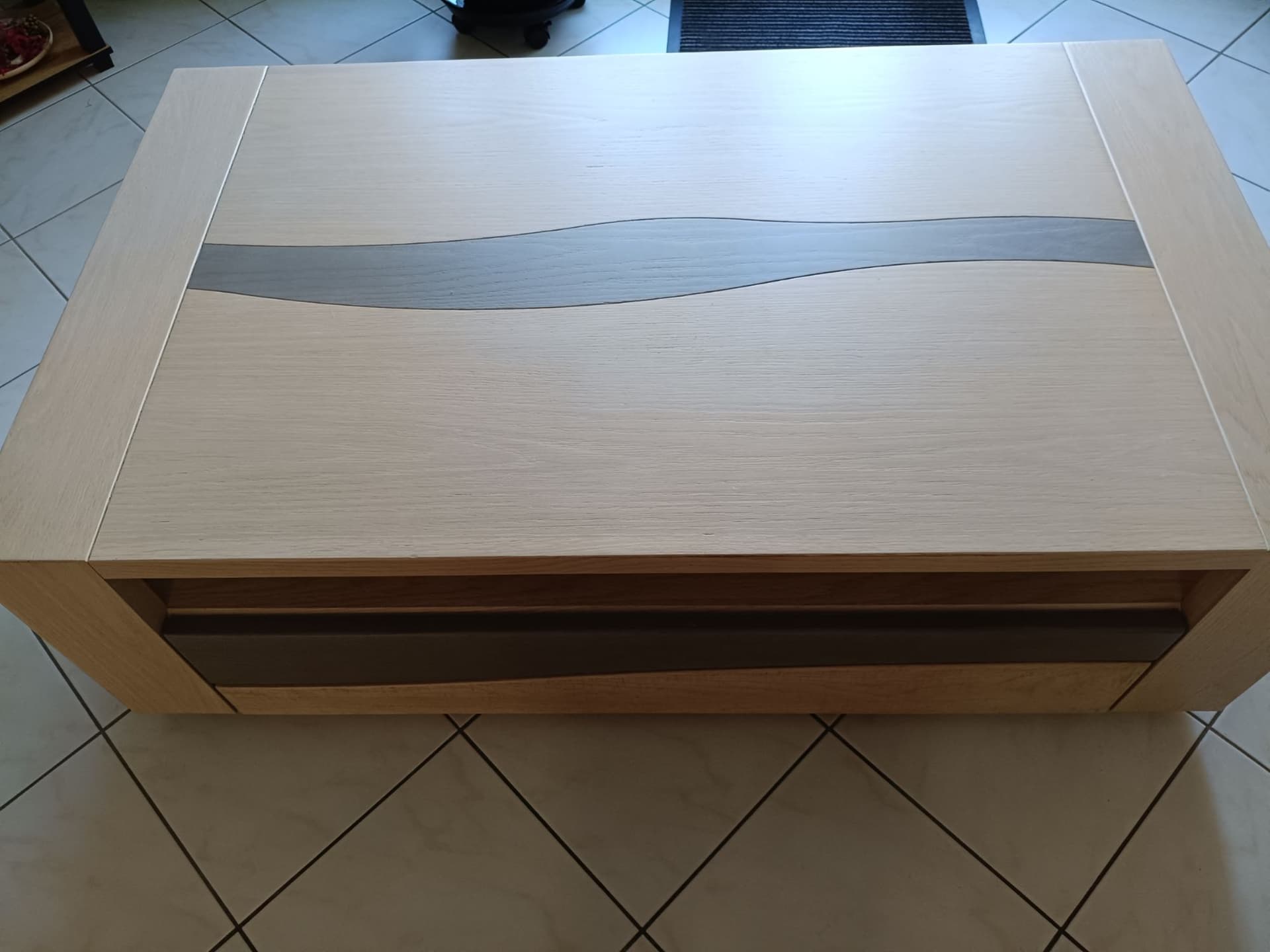 Table basse en chêne massif avec grand tiroir