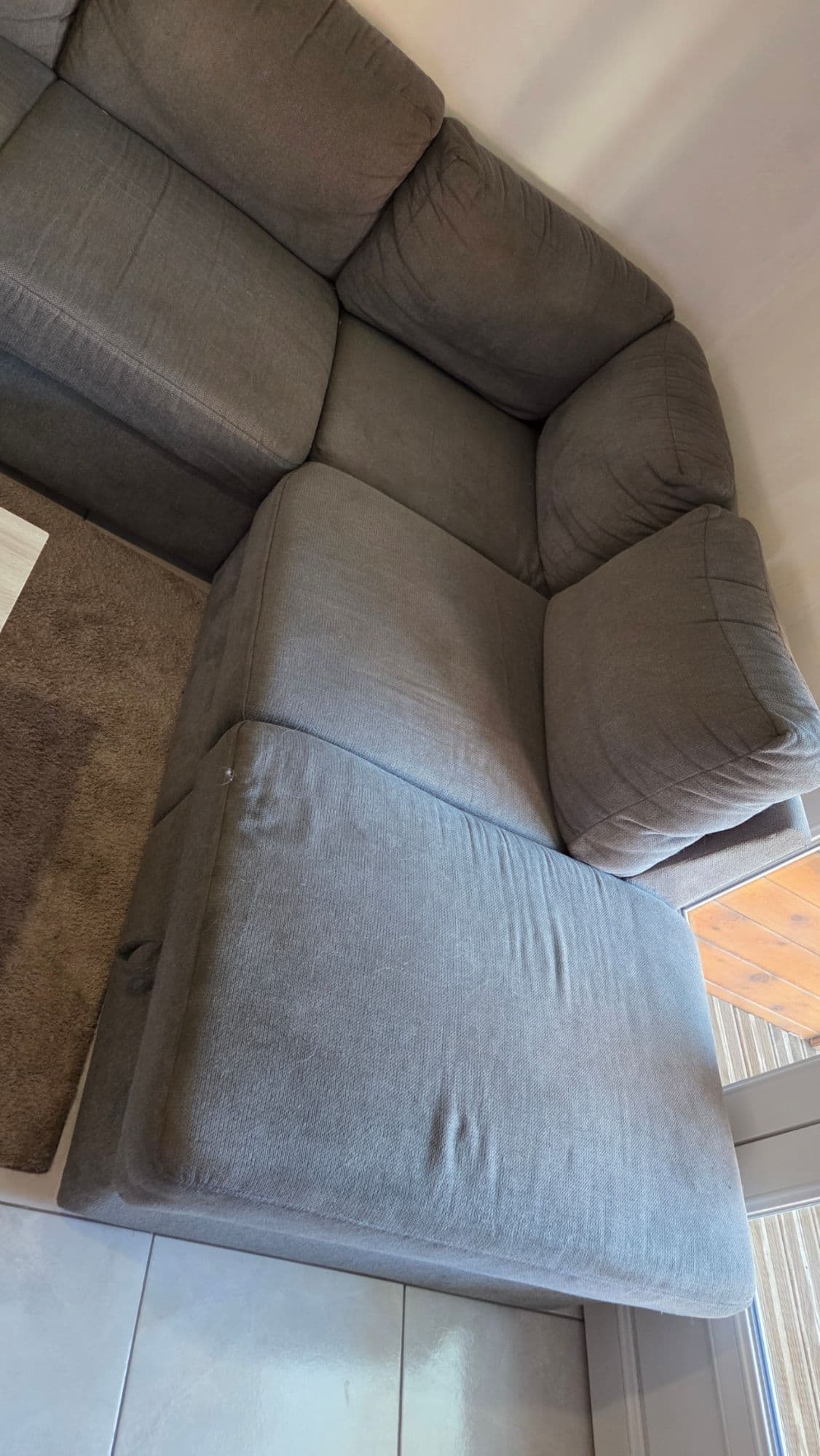 Grand Canapé Gris D'Occasion Acheté À Conforama. Le Canapé Est En Bon État Général Petit Défaut Sur Le Côté Visible Sur Photo. Le Canapé Fait 2,50m De Large Et 2,10m En Longueur.