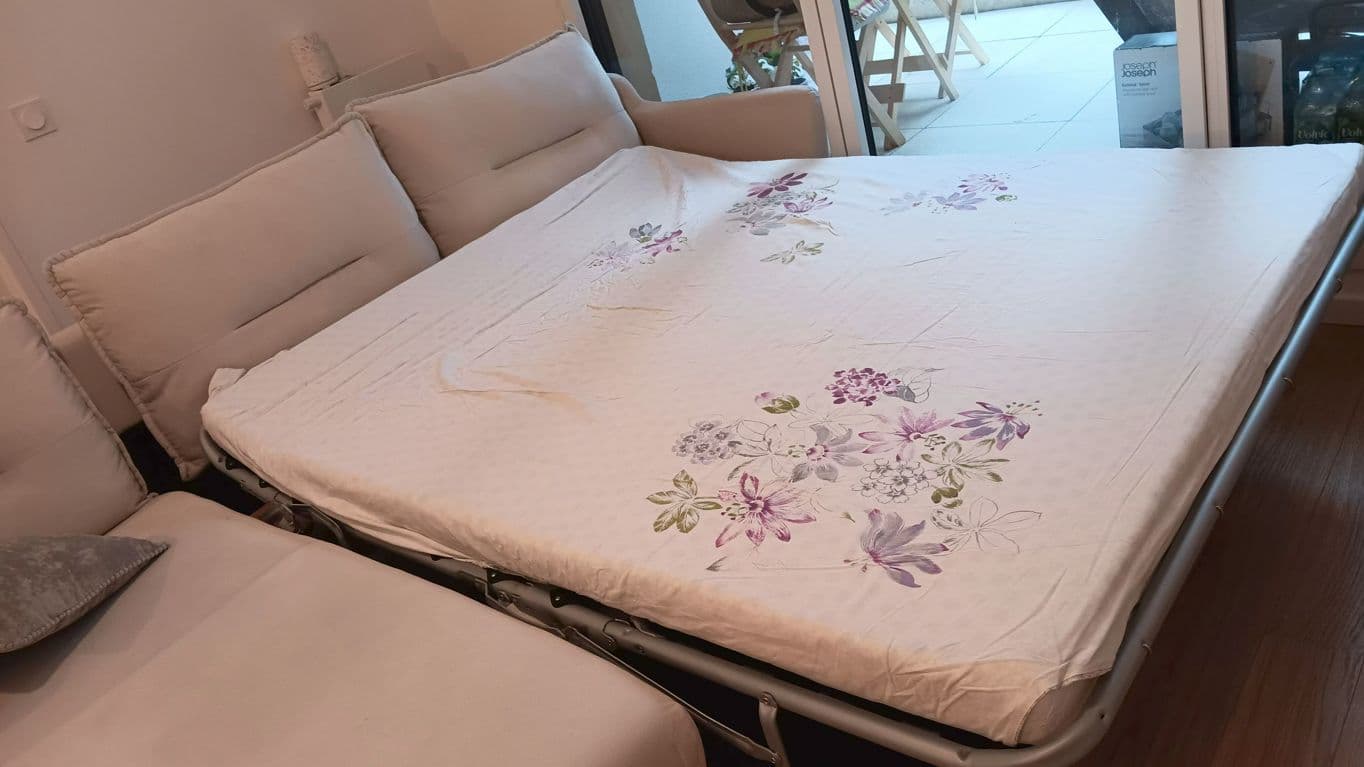 Grand Canapé d'angle convertible 140cm/200cm très confortable, couleur beige en velours. Canapé élégant de marque BOBOCHIC made in France.