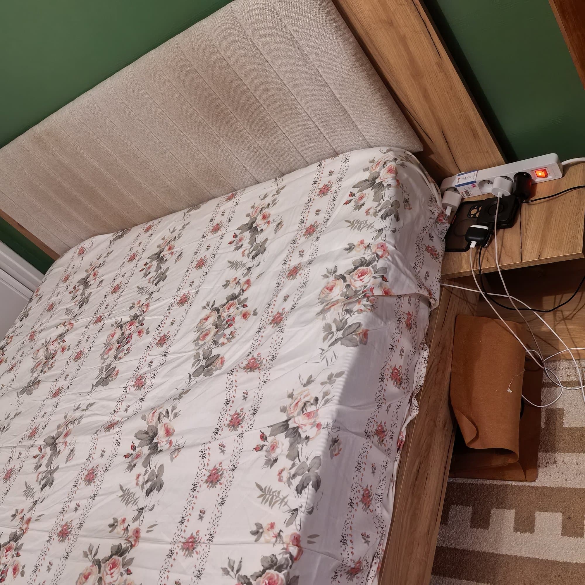 Lit et matelas 160*200 en bois