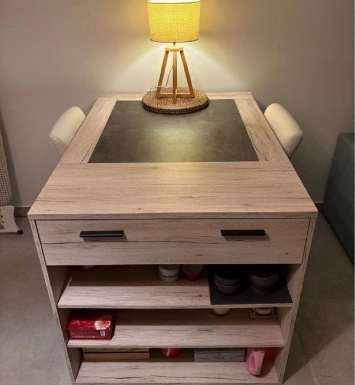 Table de bar avec ses deux chaises.