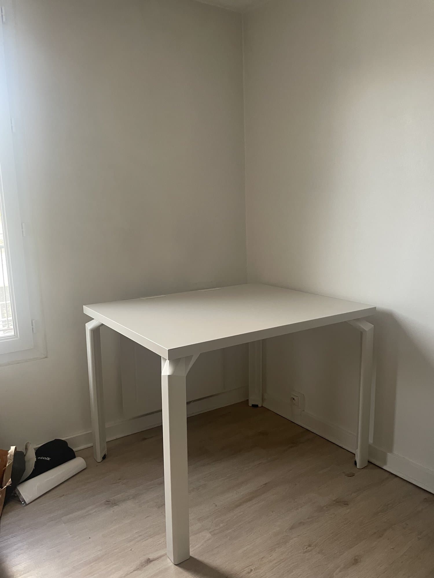 Bureau de la marque Haworth  Dimensions :  Largeur : 100cm Profondeur : 80cm Hauteur : 73 cm  Couleur plateau et pied : mélanine blanc