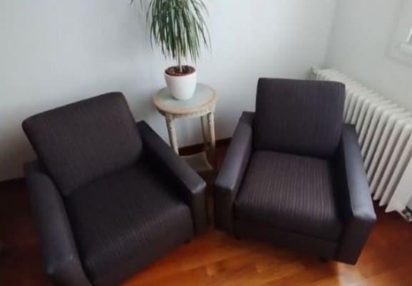 Vend 2 fauteuilles année 50 simili cuir et tissu Designer Guild