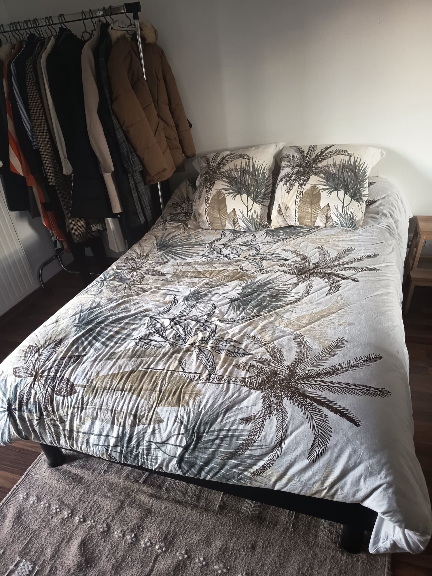 Vends sommier avec ses 4 pieds+ surmatelas +son matelas de 140/190 en très bonne état. Je donne les draps housse en percale en bonne état aussi. Remise en main propre uniquement.
