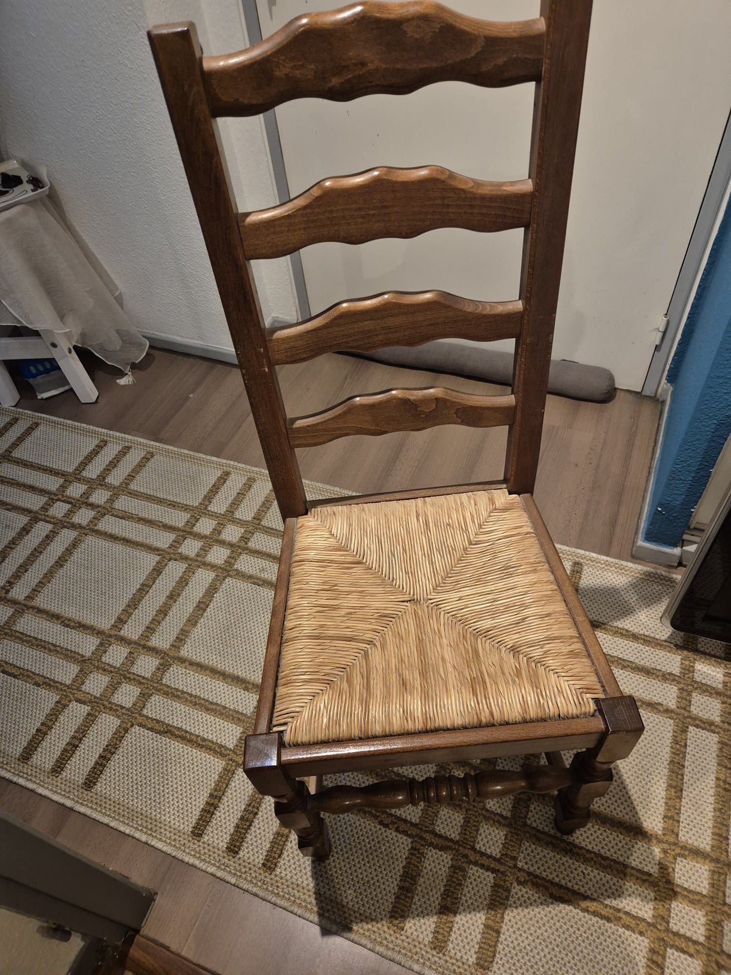 TABLE en bois 1,20 m + 2 ralonges 0,40 m+4 chaises