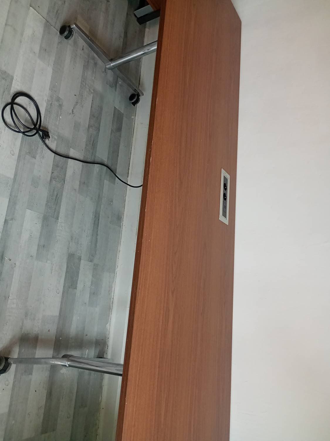 Vends grande table de reunion roulante et rabattable bois et fer