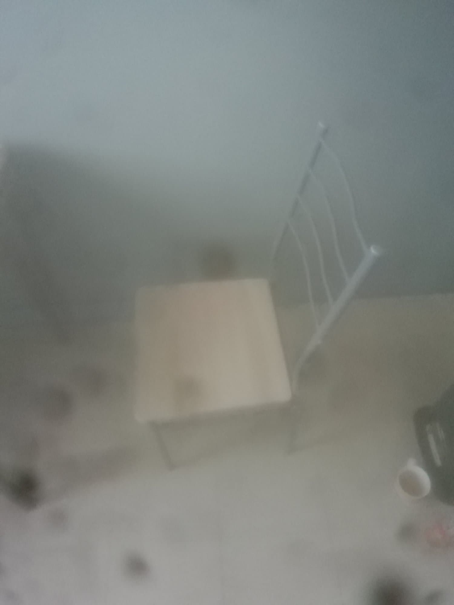 4 chaises avec tables