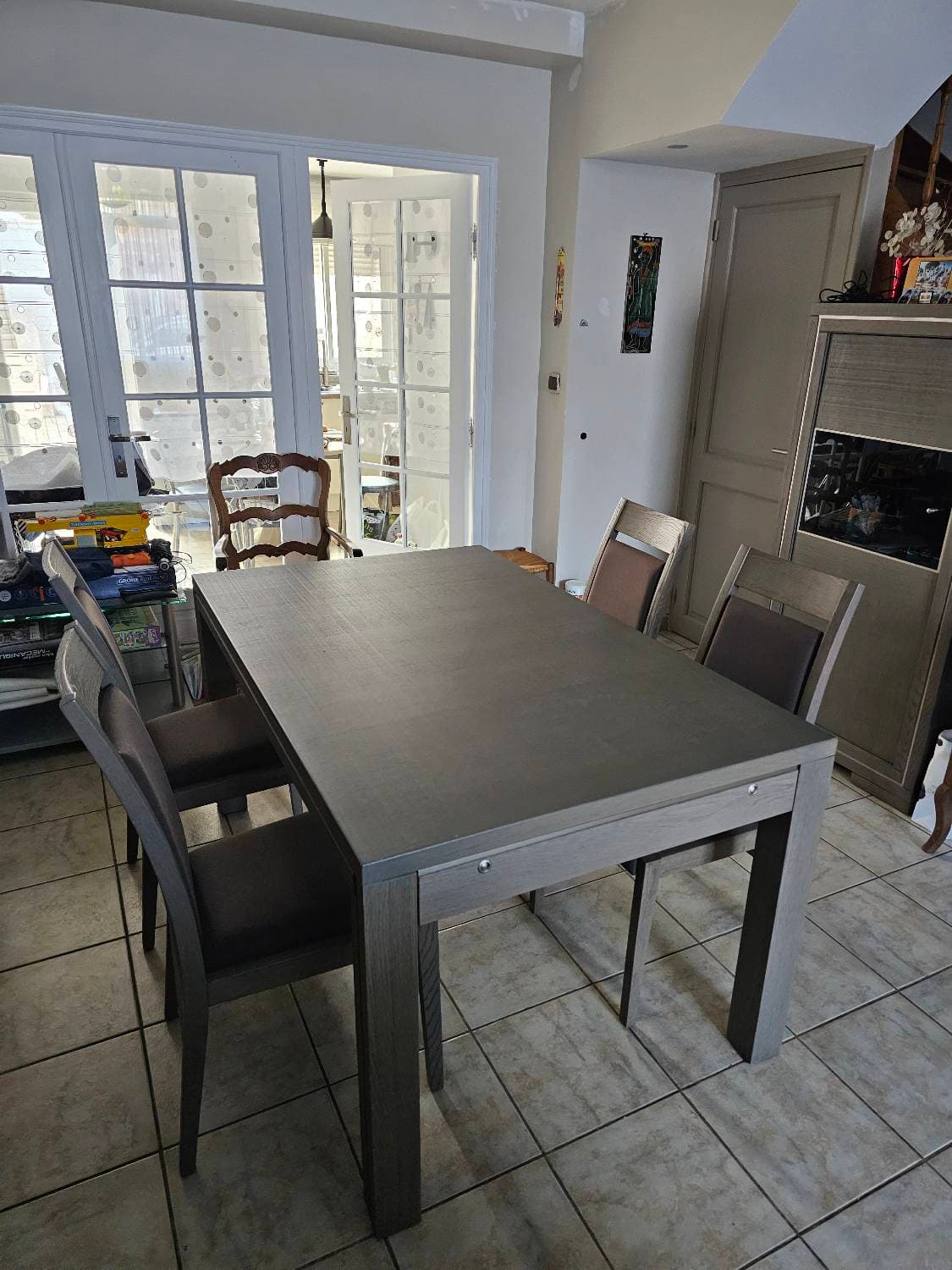 Table en chêne massif 8 convives ; 4 chaises coordonnées