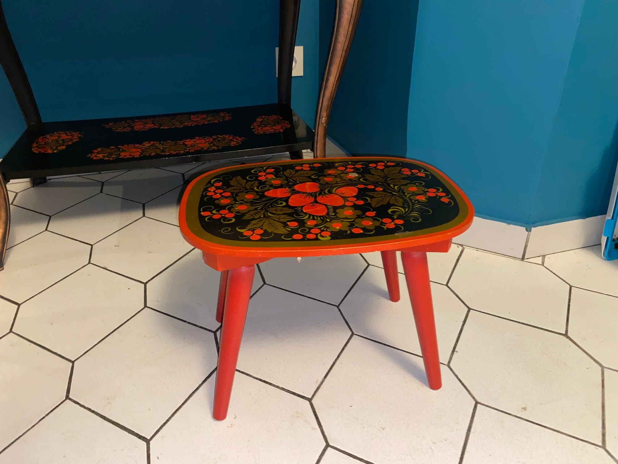 Table en bois pour chevet ou petite table d'appoint décorée style biélorusse pour un exotisme chaleureux