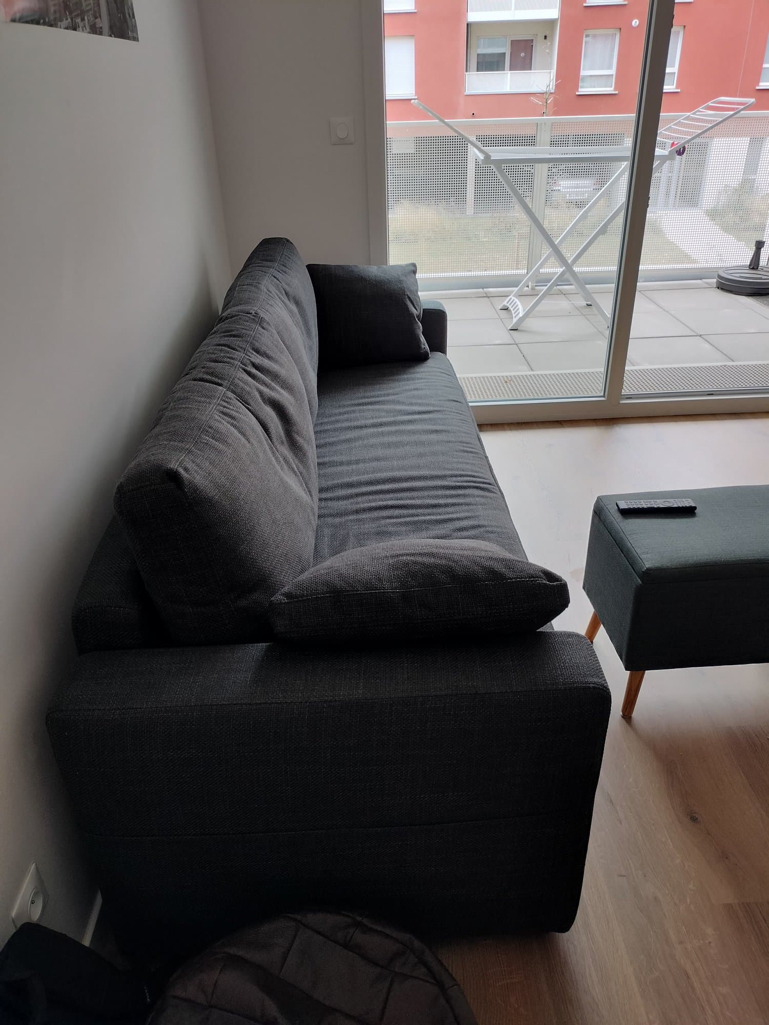 Canapé convertible en tissus gris. Très bon état, acheté en février 2025 chez le roi du matelas