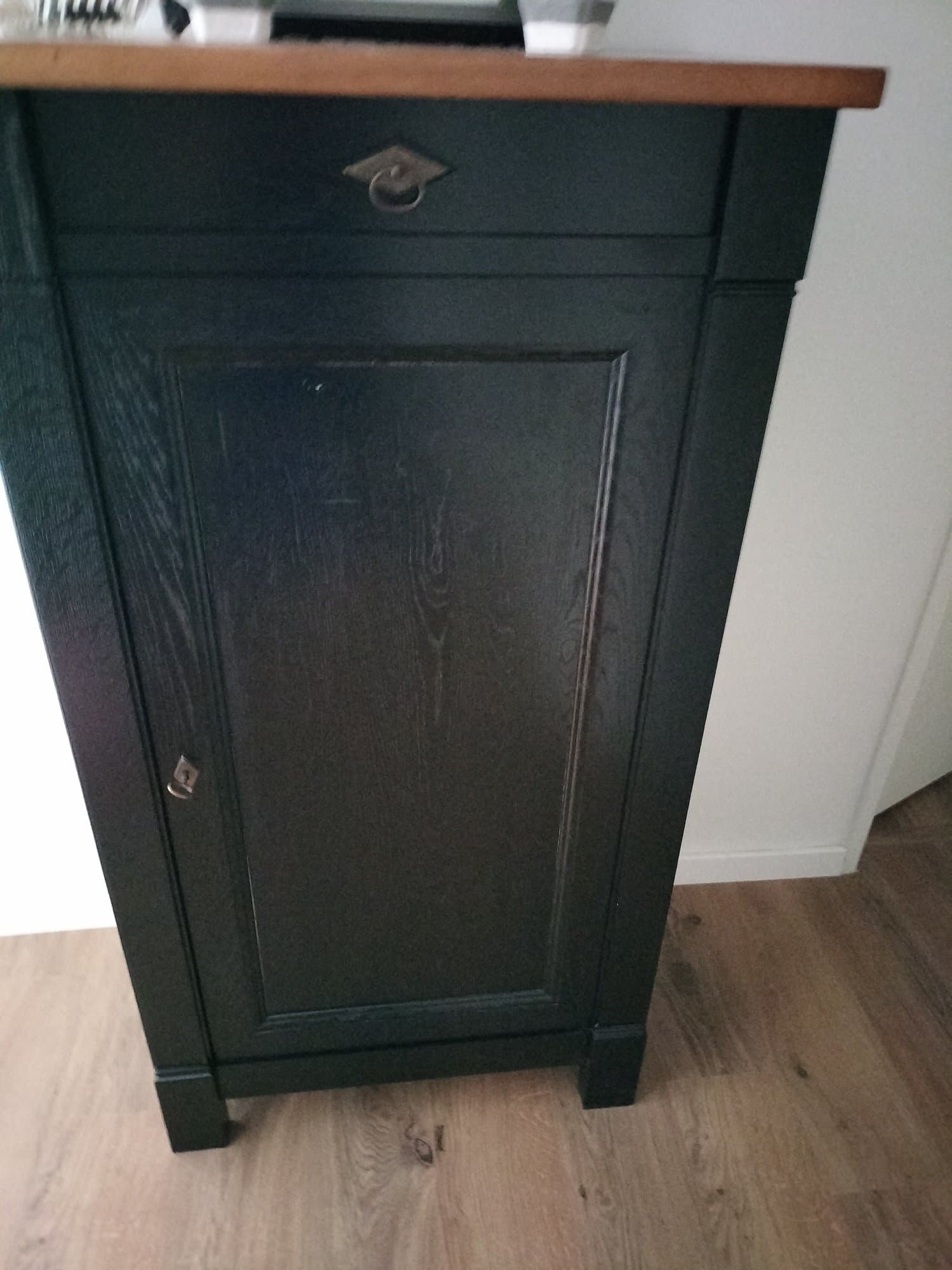 Petit meuble salle à manger ou salon en chêne massif, de couleur noir et beige sur le plateau . Très bon état général, acheté 1800€ en mars 2025.