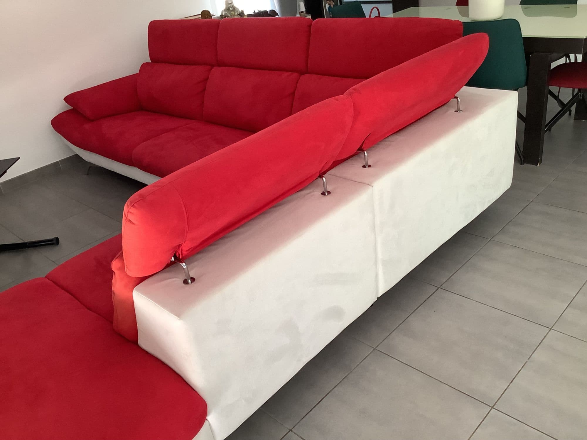 Salon 3 blocs, têtière réglable, en cuir retourné,écru et rouge , peut être livrer dans un rayon raisonnable ,une méridienne .achat effectué d¿une valeur de 3300 euros ( facture) cèdé a 1500 euros