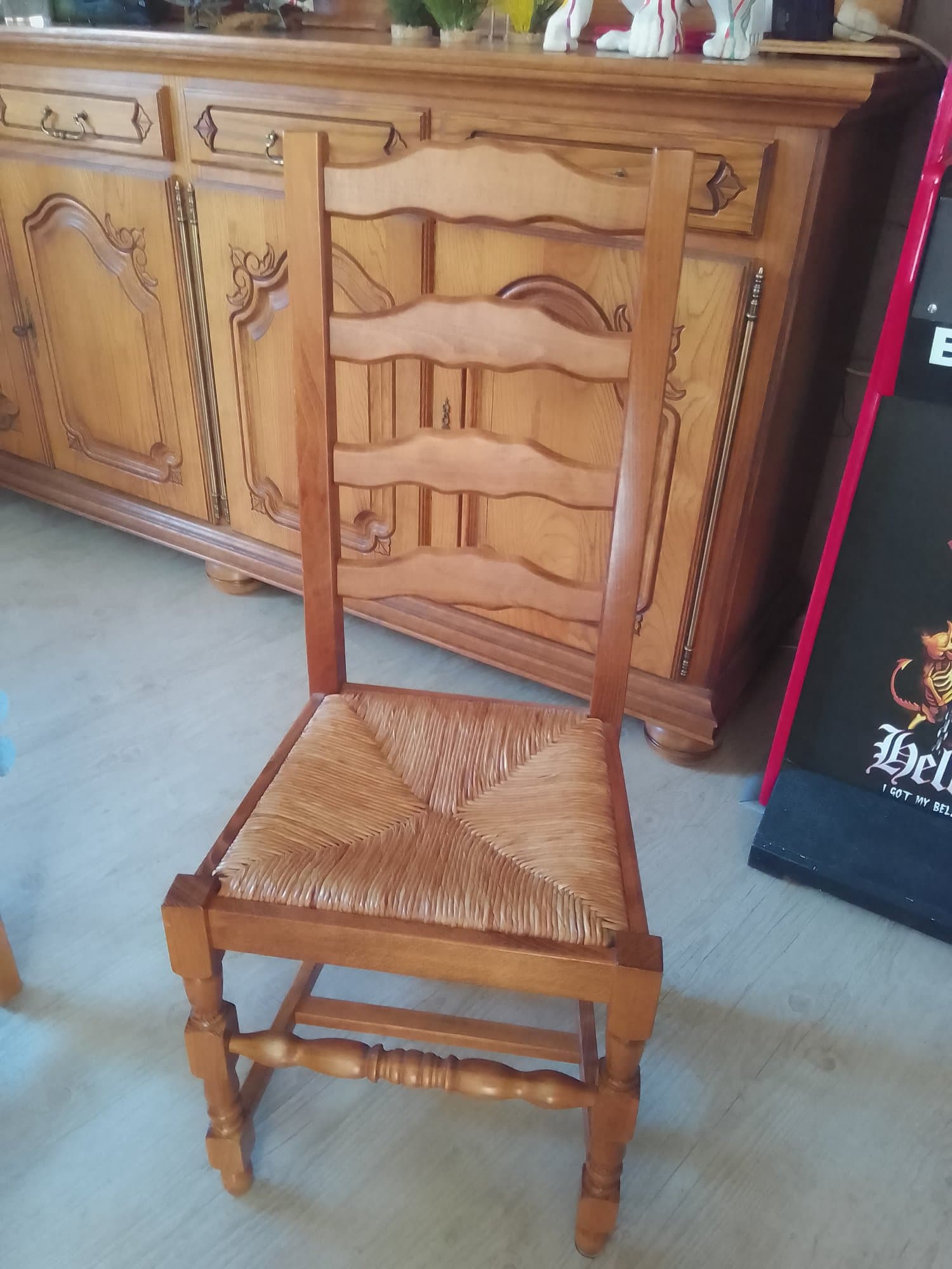 salle à manger complète (bahut avec miroir , table avec deux rallonges , 12 chaises ) et table de salon