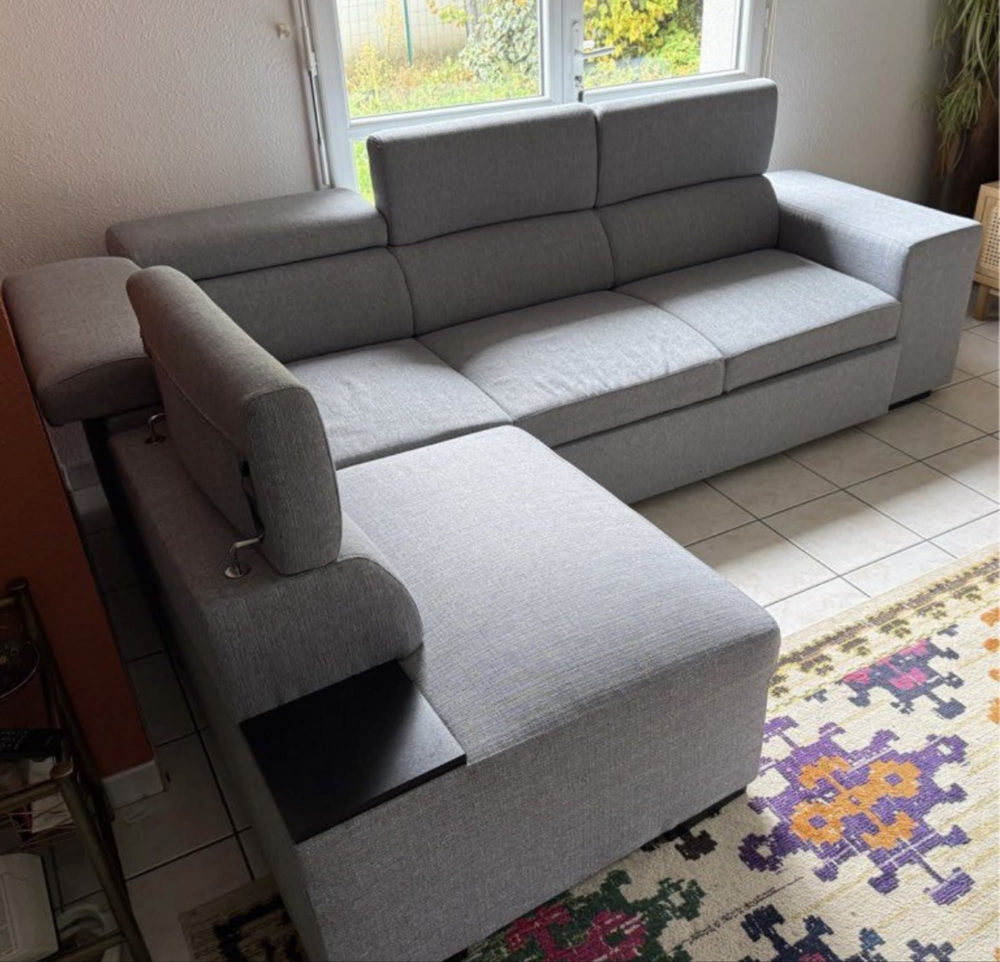 Canapé convertible acheté en 2022 à 1440 euros chez Conforama. Vendu avec 2 poufs. livraison possible avec un supplément (dans les communs aux alentours)