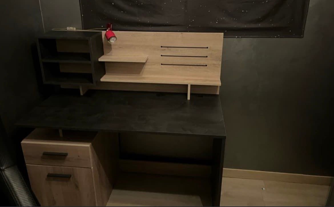 Bureau avec prise de chargement et rangements.