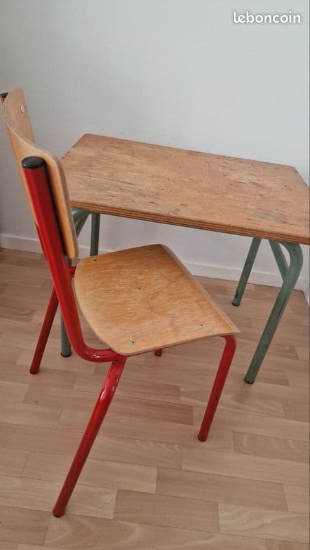 Table avec chaise d'écolier vintage en bois