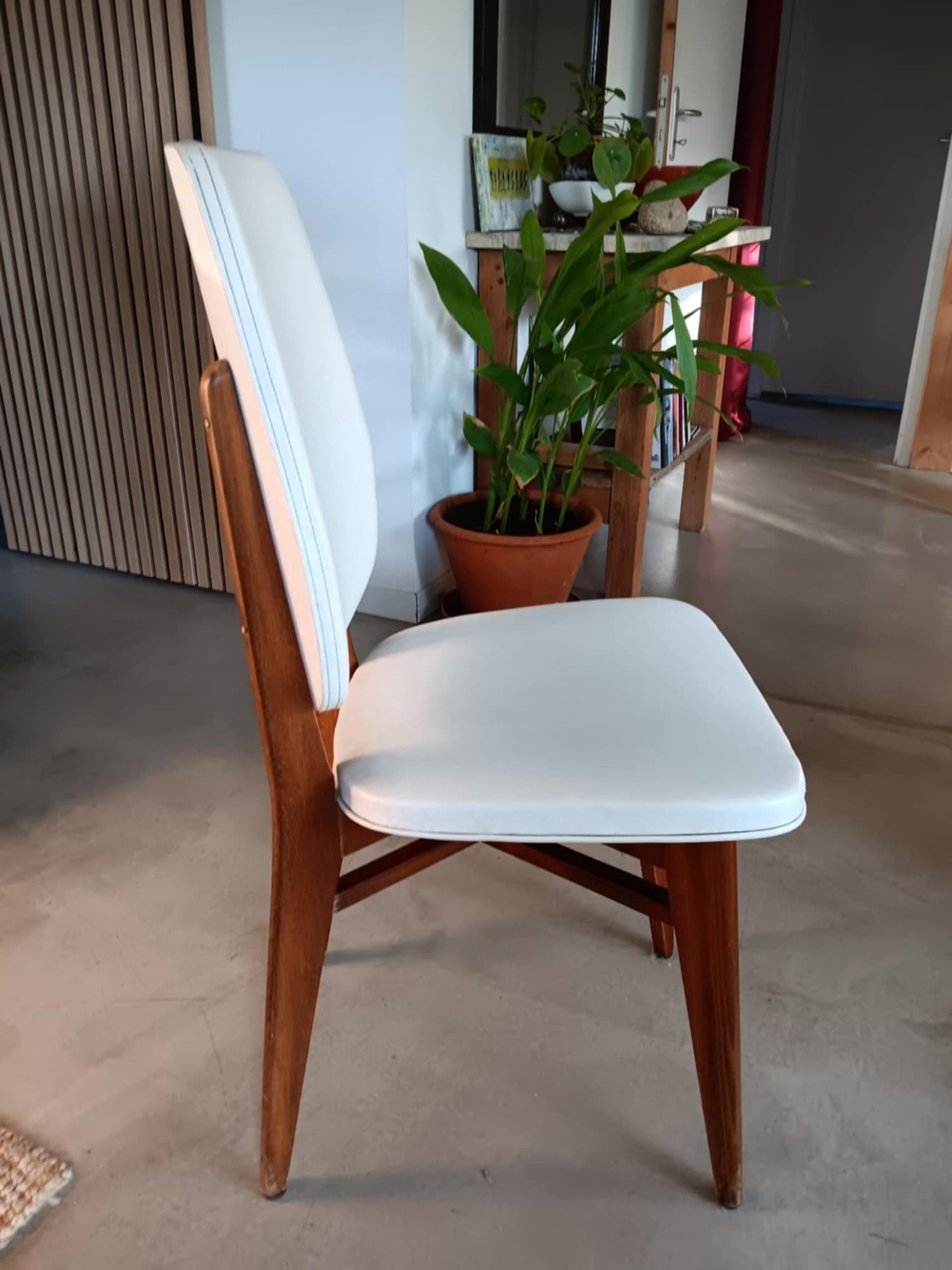 Lot 6 chaises années 70 simili-cuir