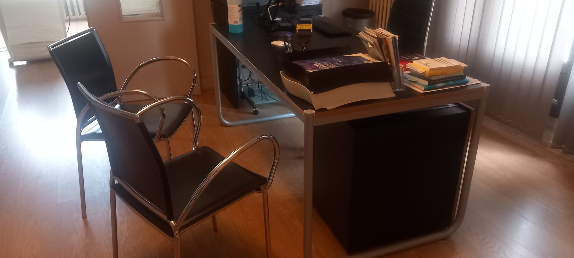 Bureau +caisson à roulettes +2chaises inox et cuir