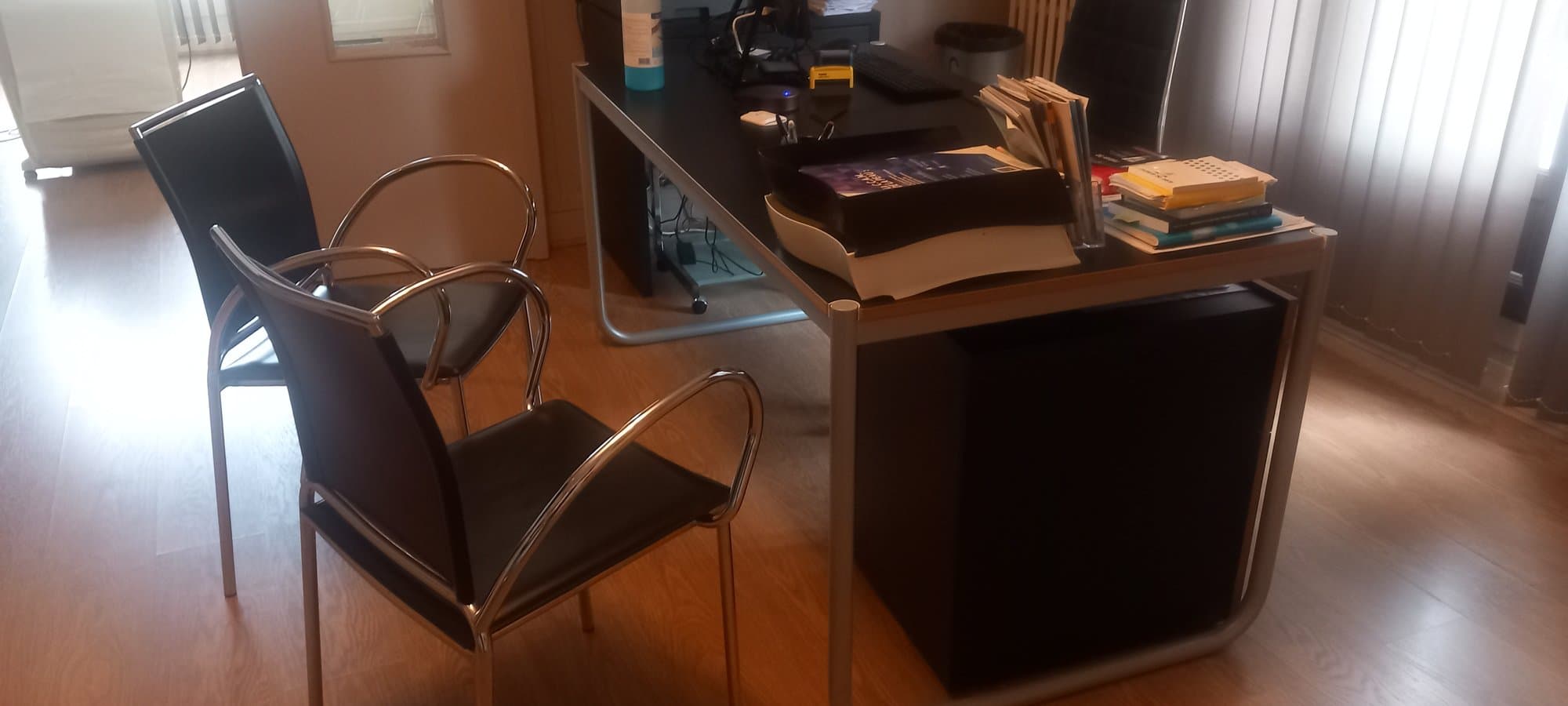 Bureau +caisson à roulettes +2chaises inox et cuir