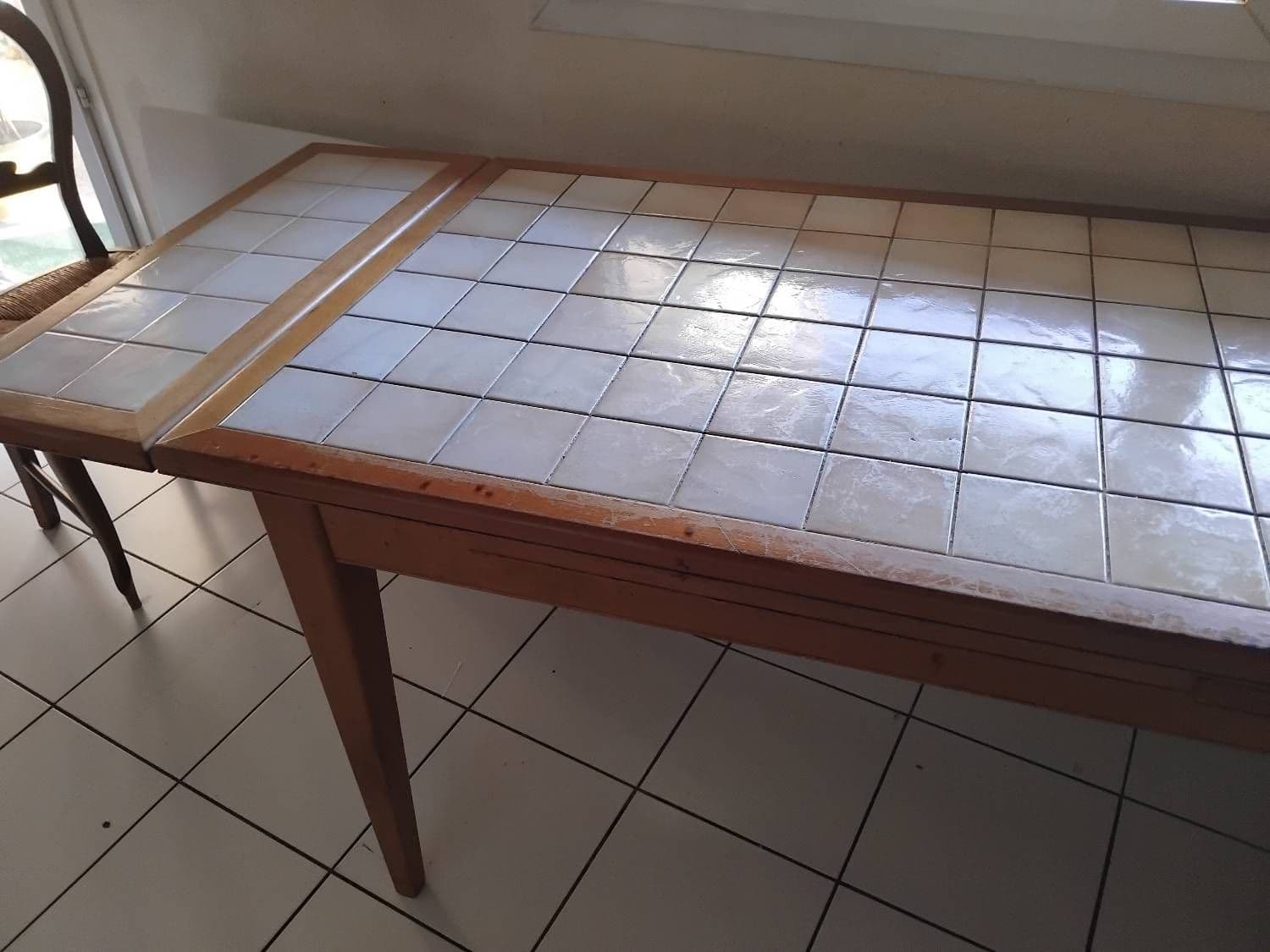 Particulier sérieux propose très jolie table de cuisine marbre avec pieds et contours bois. Pas sérieux merci de s'abstenir