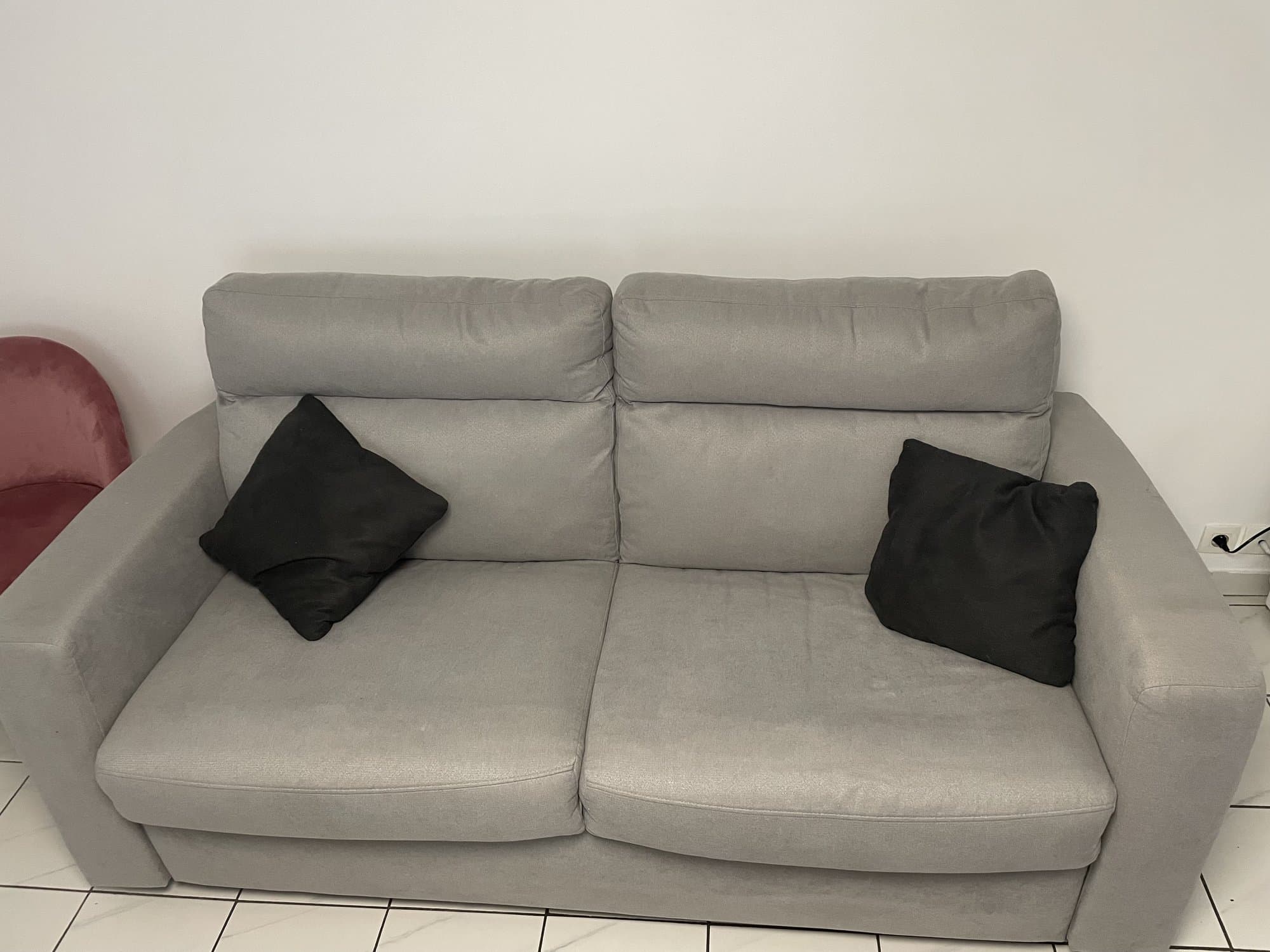 À vendre canapé lit peu servi, en bon état car protégé par un plaid. Le canapé est confortable grâce à une belle hauteur de dossier. Le lit est très confortable convient pour un usage quotidien